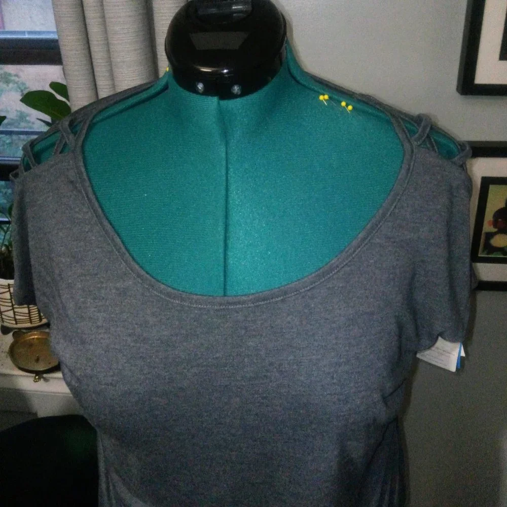 Gap Fit Cut Out Shoulder Cool Dry T-Shirt in Gray Sz M NWT